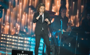 Pour sa troisième tournée, Julien Doré cumule les festivals et a enregistré son premier live.